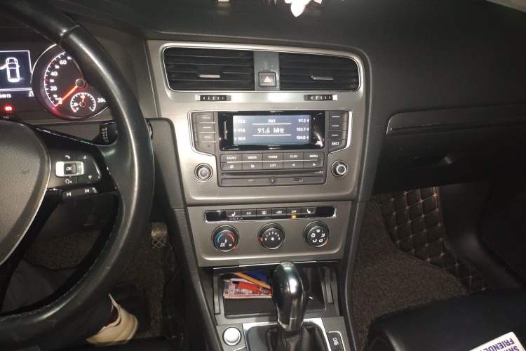 Used Volkswagen Golf 2015 1.4TSI Automatic Luxury Model Audio And AC Panel