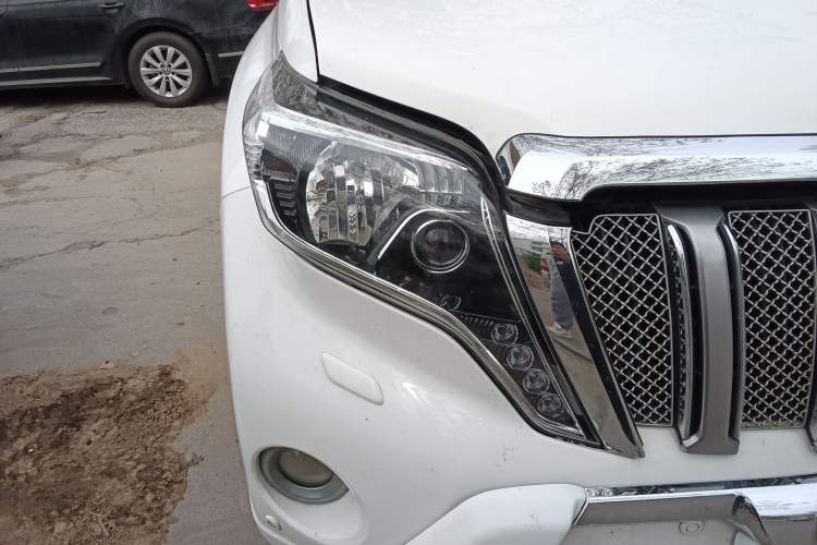 Used Toyota Prado 2010 4.0L Automatic VX NAVI Right Front Headlight