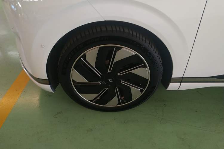 Used Dongfeng eπ eπ008 2025 210 Ultra Range-Extended Version 5 Seats Exterior 4