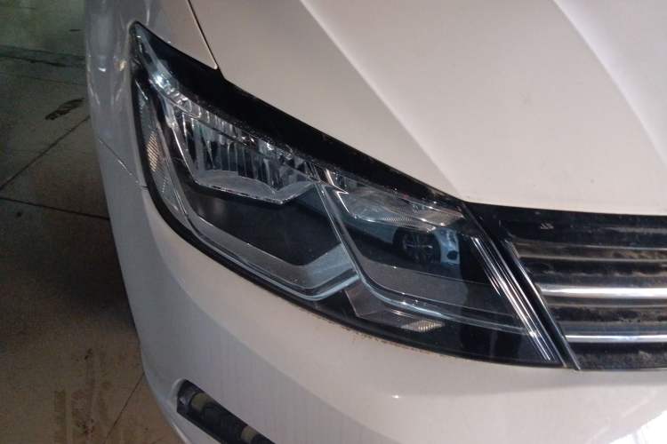 Used Volkswagen Lamando 2017 280TSI DSG Comfort Edition Right Front Headlight