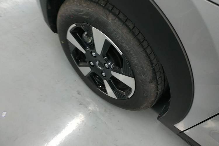 Used Wuling Bingo PLUS 2024 401 km Range 5-Seater Version Left Front Wheel Hub