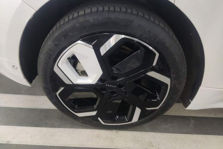 Used Zeekr 001 2022 Ultra-Long Range Dual-Motor YOU Version Right Rear Wheel Hub