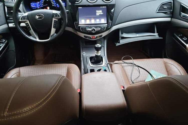 Used BYD S7 2017 1.5T Manual Luxury Model Center Console