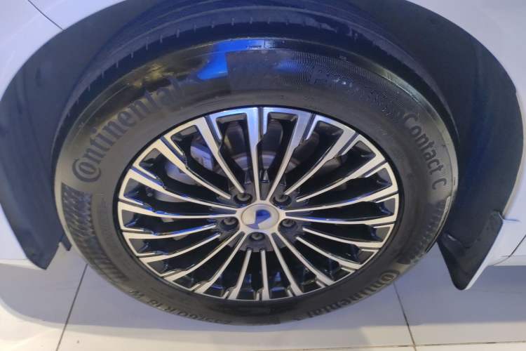 Used Denza D9 2022 DM-i 970 Four-Wheel Drive Prestige Model Left Front Wheel Hub