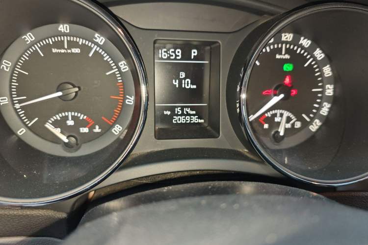 Used Skoda Superb 2013 1.4TSI DSG Sport Edition Odometer Close Up