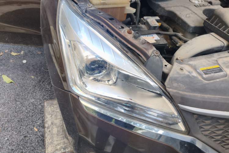 Used HYOSOW H3 2015 1.5L manual luxury version Right Front Headlight