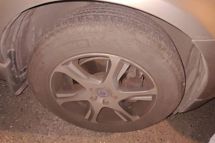 Used Volvo XC60 2012 T5 Comfort Edition Right Front Wheel Hub