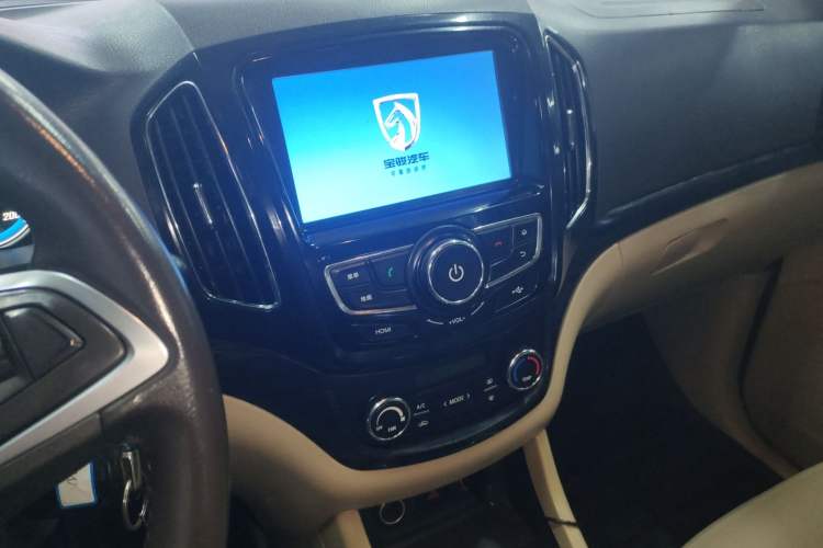 Used Baojun 730 2015 1.8L Manual Luxury Navigation ESP Version 7-seater
