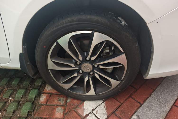 Used BYD Qin New Energy 2015 1.5T Dual-Crown Flagship Plus Edition Right Front Wheel Hub