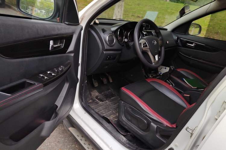 Used HYOSOW S3 2014 1.5L Comfort Version China IV Emission Standard Driver Seat