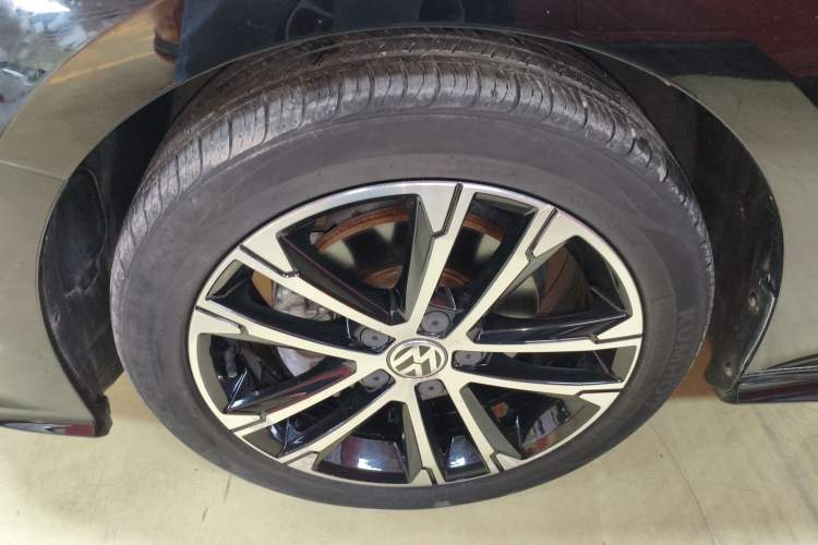 Used Volkswagen Sagitar 2016 280TSI Automatic R-Line Left Front Wheel Hub