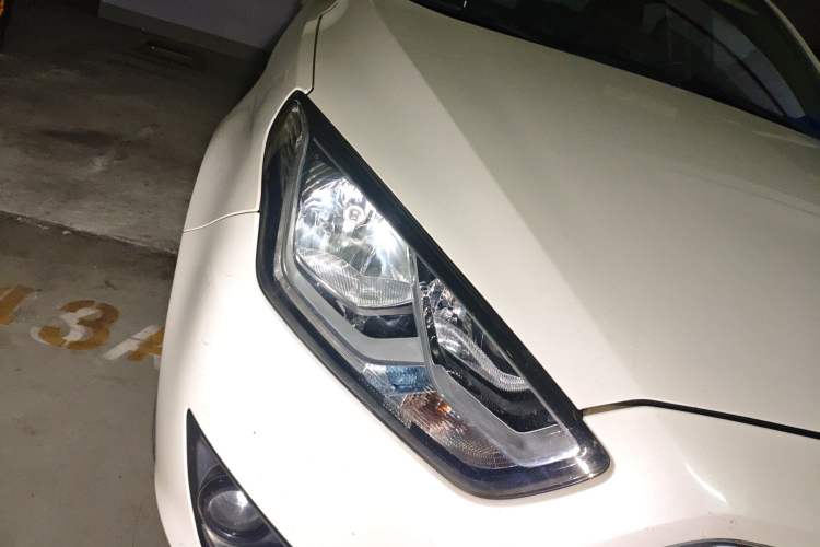 Used Ford Escort 2015 1.5L Automatic Fashion Model Right Front Headlight