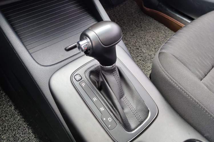 Used Kia K3S 2014 1.6L Automatic GLS Gear Lever