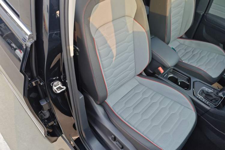 Used Volkswagen Tiguan L 2023 330TSI Automatic Two-Wheel Drive R-Line Flagship Edition Right Front Seat