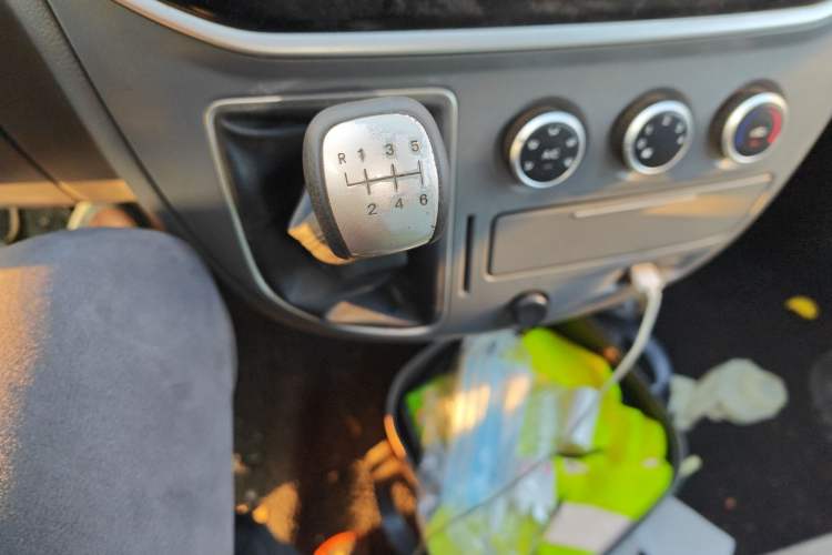 Used SAIC MAXUS Xintu V80 2021 2.0T Manual Classic City Delivery King Short Wheelbase Mid-Roof Design 3 Seats