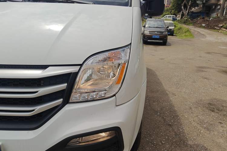 Used SAIC MAXUS Xintu V80 2025 Value Edition Aoyuntong 2.0T Manual Short Wheelbase Mid-Height 127 Ps 5/6 Seats Left Front Headlight