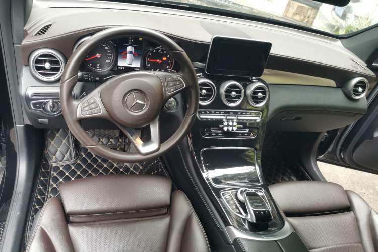 Used Mercedes-Benz GLC 2018 GLC 260 4MATIC Dynamic Edition Center Console