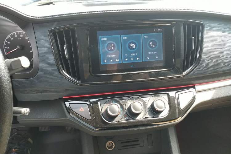 Used FORTHING Lingzhi 2023 M5L 1.6L Base Model 7 Seats Audio And AC Panel