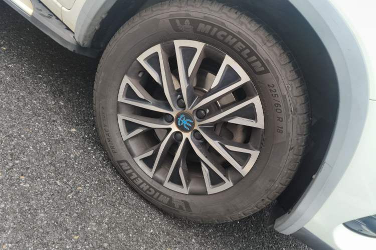 Used BYD Song New Energy 2017 Song DM 1.5TID All-Wheel Drive Prestige Model Right Front Wheel Hub