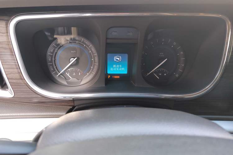 Used Buick GL8 2011 3.0L GT Luxury Business Haoya Edition Odometer Close Up