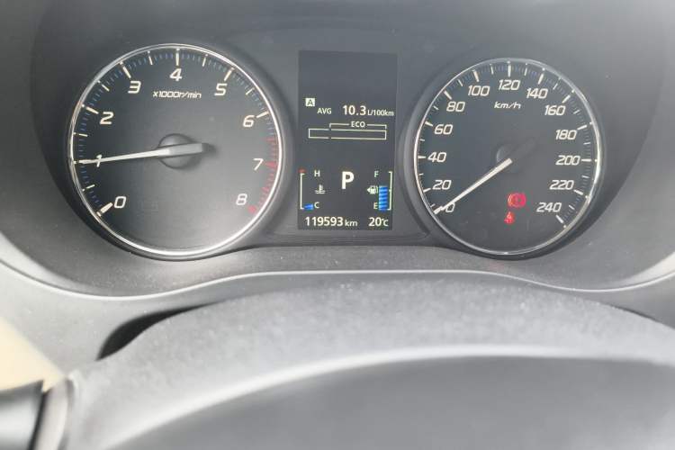 Used Mitsubishi Outlander 2019 2.0L Two-Wheel Drive Comfort Edition 5 Seats China VI Standard Odometer Close Up