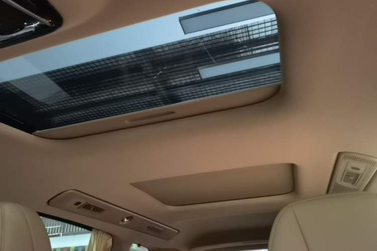 Used VOYAH Dream 2025 PHEV Four-Wheel Drive Excellence Kunpeng Edition Headliner