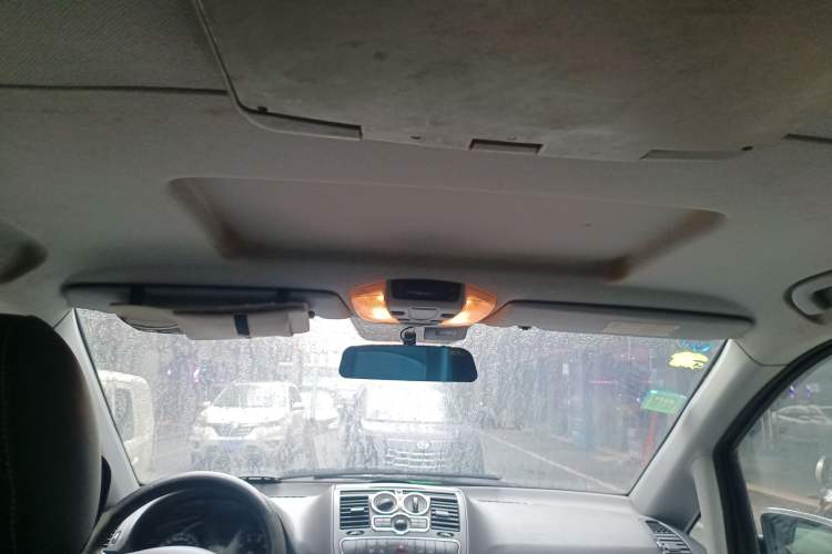 Used Mercedes-Benz Vito 2011 2.5L 7-seater executive version