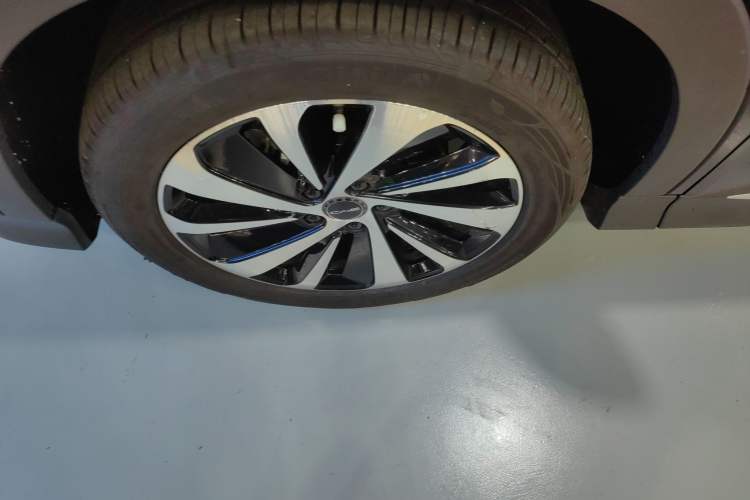 Used BYD Song PLUS New Energy 2023 Champion Edition DM-i 150KM Flagship PLUS Left Front Wheel Hub