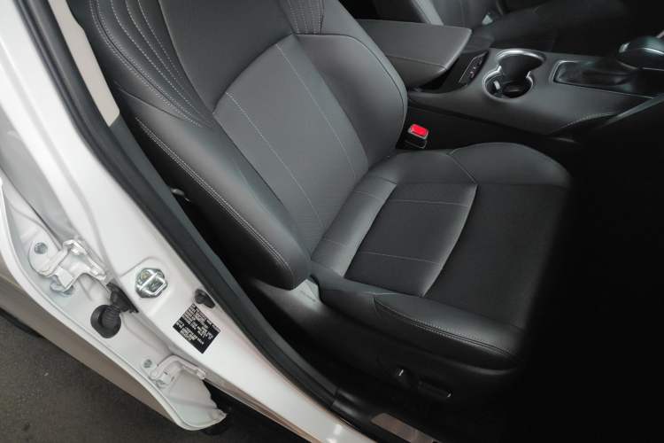 Used Toyota Harrier 2023 Dual-Engine 2.5L CVT Two-Wheel Drive Luxury Edition
