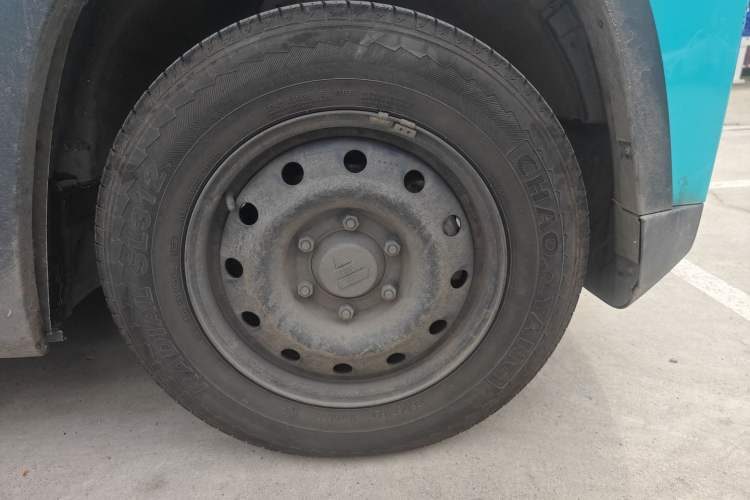 Used Foton Scenic i7 2025 Professional Logistics Short Wheelbase Front-Wheel Drive CATL 41.86 kWh Zhiyuan Version Flat Roof Single Tire 2 Seats Right Front Wheel Hub