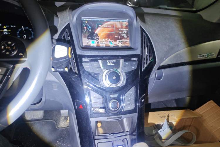 Used BYD Qin New Energy 2015 1.5T Dual-Crown Flagship Plus Edition Audio And AC Panel