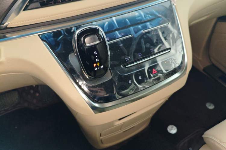 Used Buick GL8 2023 Facelifted Land Cruiser Executive Luxury Version