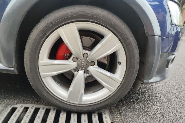 Used Audi A4 2014 40 TFSI allroad quattro plus version Right Front Wheel Hub