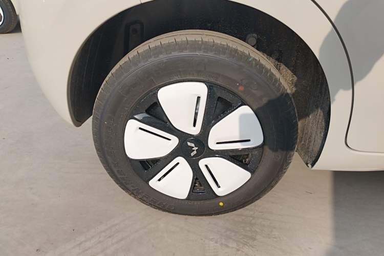 Used Wuling Hongguang MINIEV 2025 Four-Door Version Advanced Edition Right Rear Wheel Hub