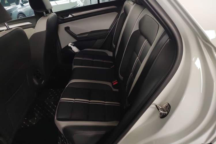 Used Volkswagen T-ROC 2024 300TSI DSG Two-Wheel-Drive Chen Guang Edition Left Rear Seat