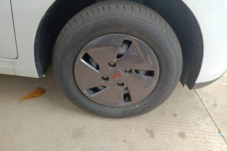 Used Wuling Hongguang New Energy 2025 Extended-Range Hybrid 50KM Comfort Version Right Front Wheel Hub