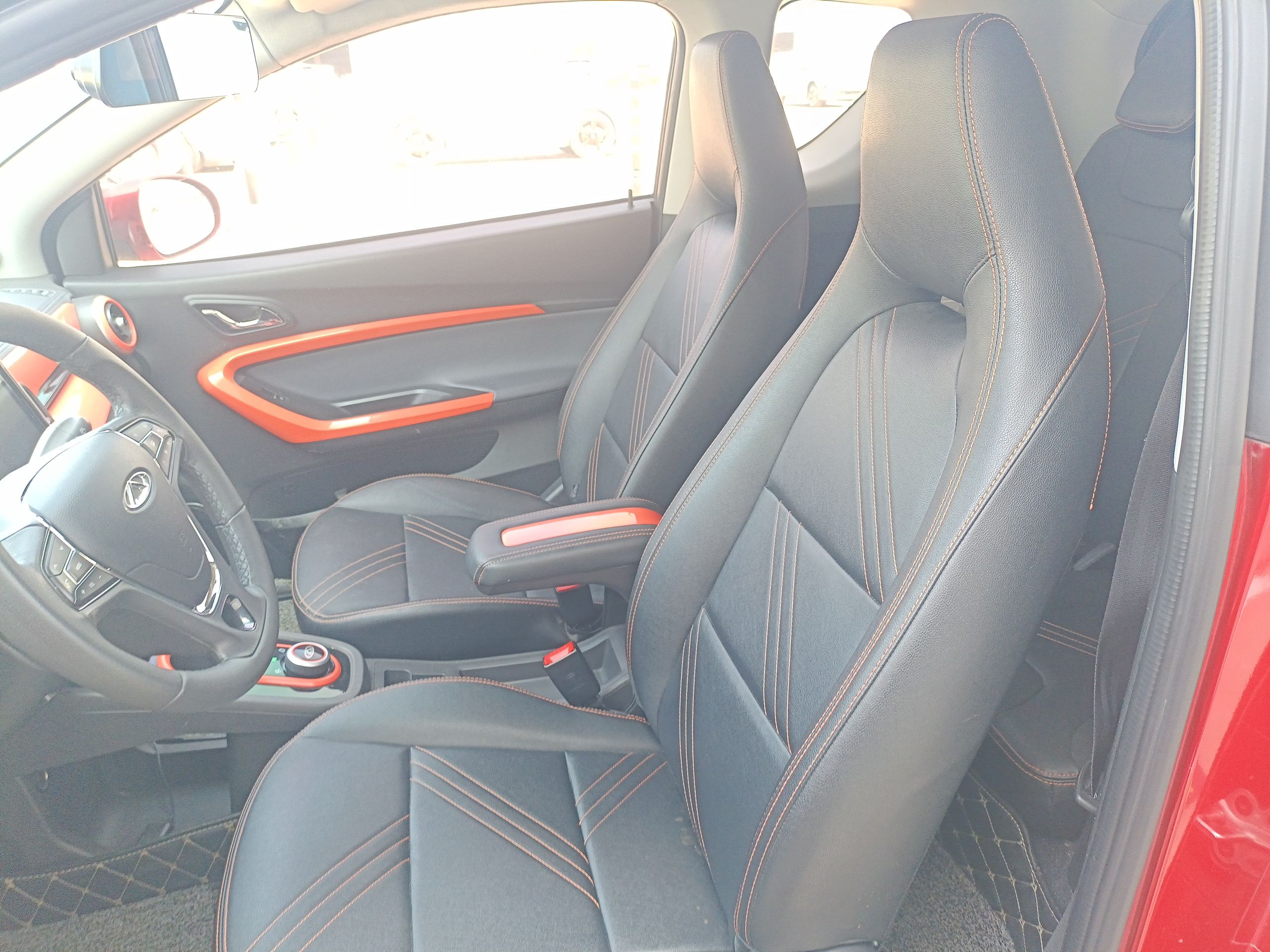 Переднее сиденье в автомобиле