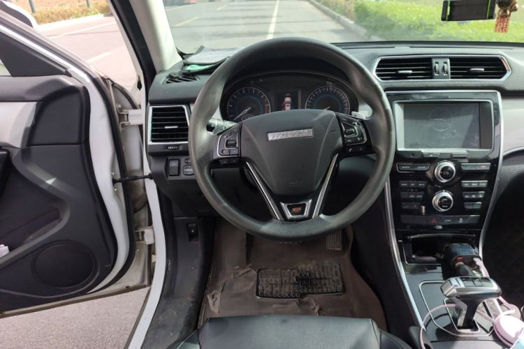 Used Haval H2 2018 Chuanxiang Edition Red Badge 1.5T Dual-Clutch Two-Wheel Drive Fashionable Model