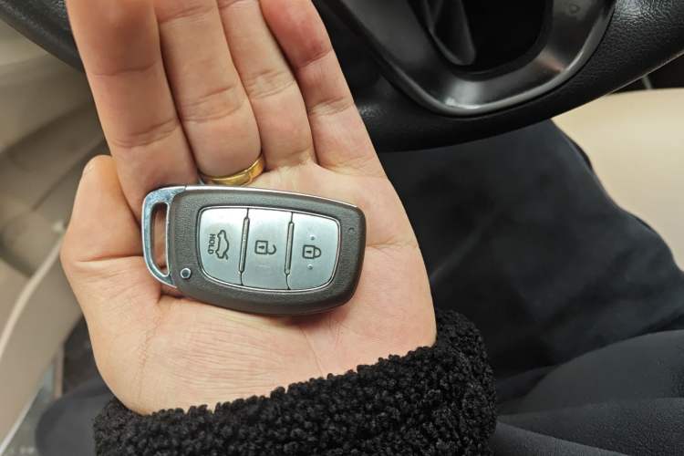 Used Hyundai Verna (older generation) 2014 1.4L Automatic Leading-Edge GLX Vehicle Key