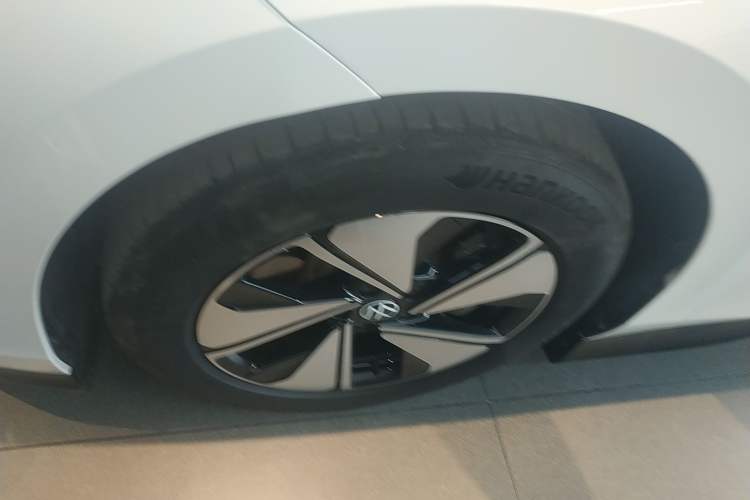 Used Volkswagen ID.7 VIZZION 2024 AIR model Left Front Wheel Hub