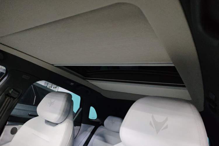 Used ARCFOX Alpha T5 2024 660 MAX Headliner