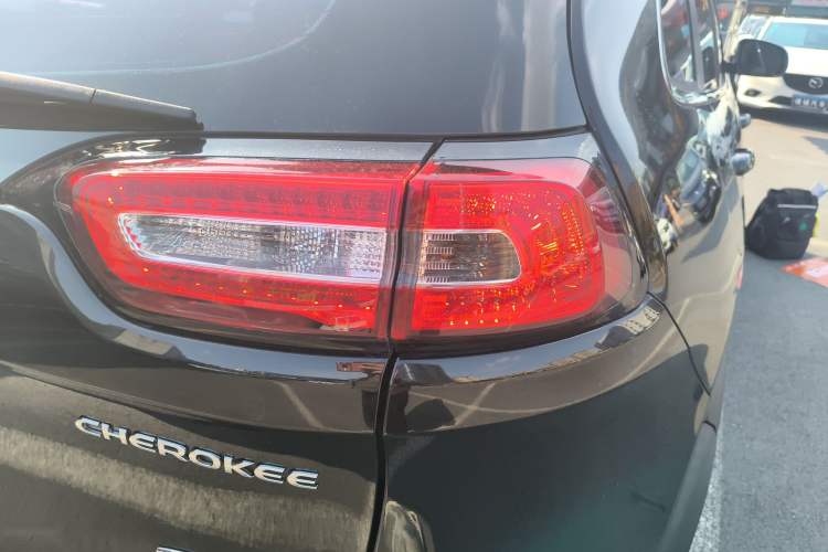 Used Jeep Cherokee 2016 2.4L Leading Edition
