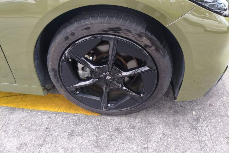 Used Hyptec GT 2023 560 Rear-Drive Tech Edition Right Front Wheel Hub