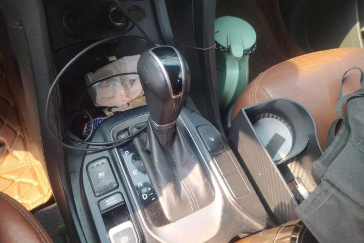 Used Hyundai Santa Fe 2013 Revised Version 2.4L Automatic All-Wheel Drive Luxury Trim Gear Lever