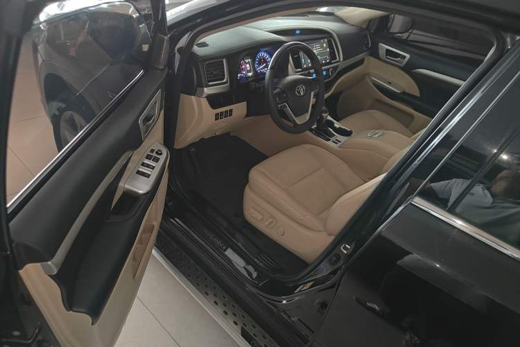 Used Toyota Highlander 2018 2.0T Two-Wheel Drive Luxury Edition 7 Seats China VI Standard
