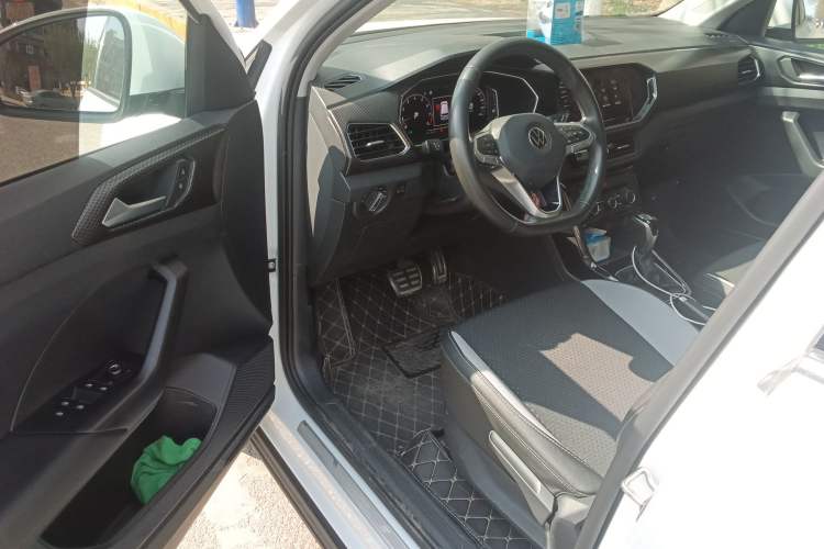 Used Volkswagen Tacqua 2020 1.5L Automatic R-Line Driver Seat