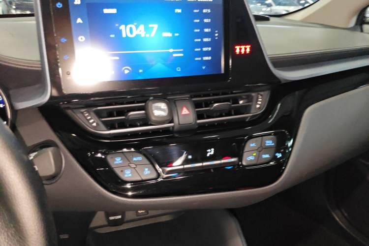 Used Toyota IZOA 2021 Dual-Motor 2.0L Yixiang Edition Audio And AC Panel