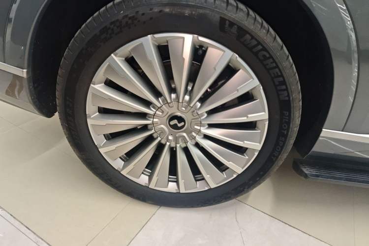 Used ONVO Luxeed L90 2025 Model—Max Six-Seater Version Right Rear Wheel Hub