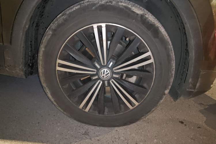 Used Volkswagen Tiguan L 2017 380TSI Automatic All-Wheel-Drive Luxury Edition Right Front Wheel Hub