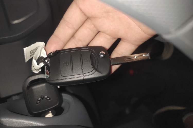 Used Wuling Yangguang 2024 300km Comfort-Grade Passenger Van 60kW Vehicle Key